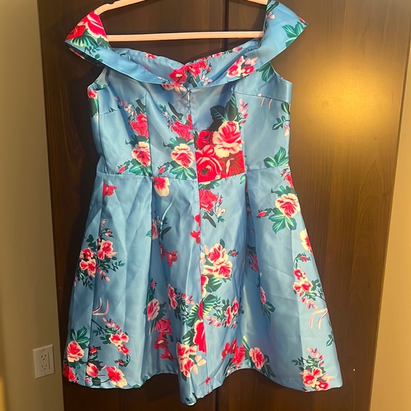 Beautiful summery floral dress - Picture 2 of 4